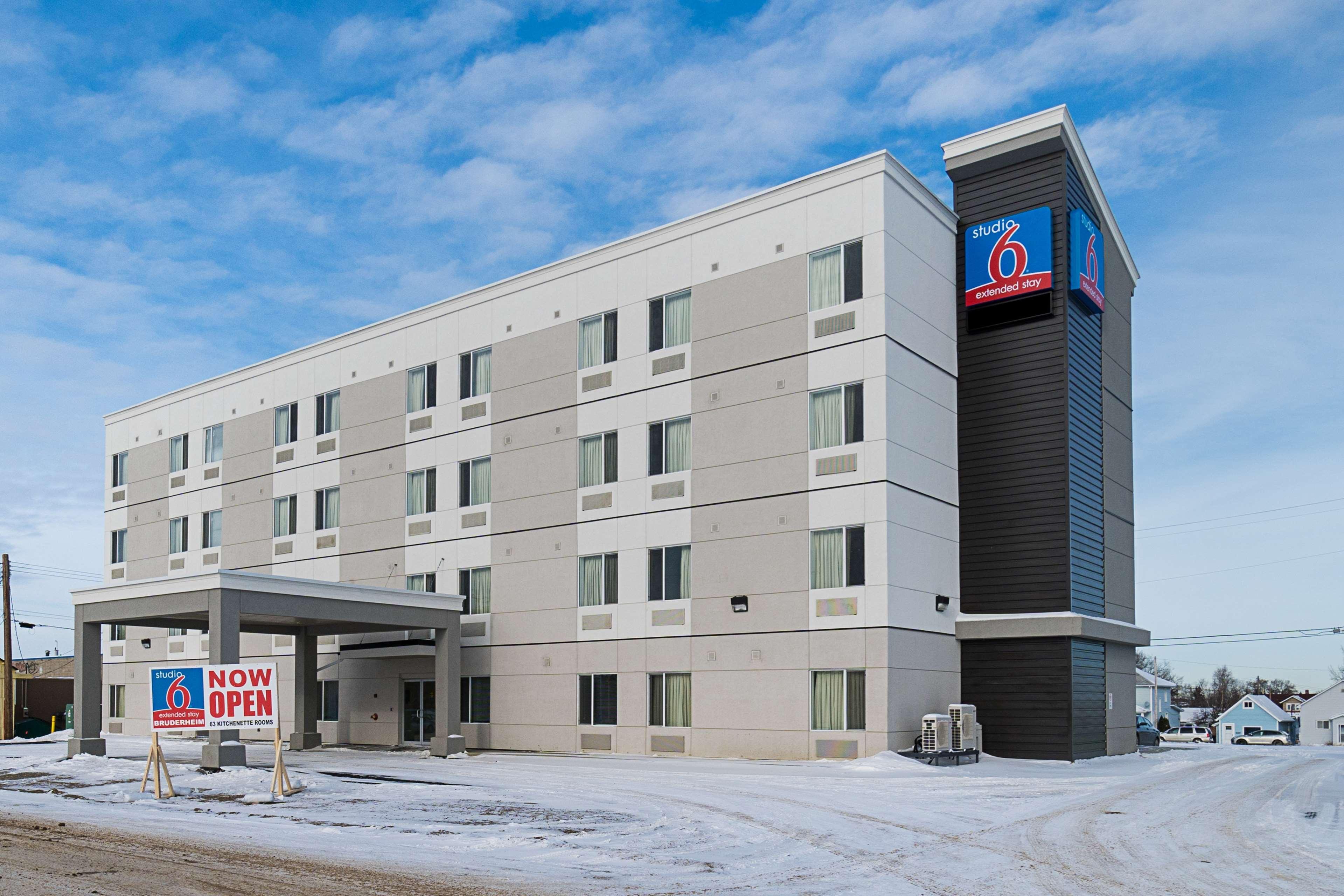 Studio 6-Bruderheim, Ab Exteriör bild