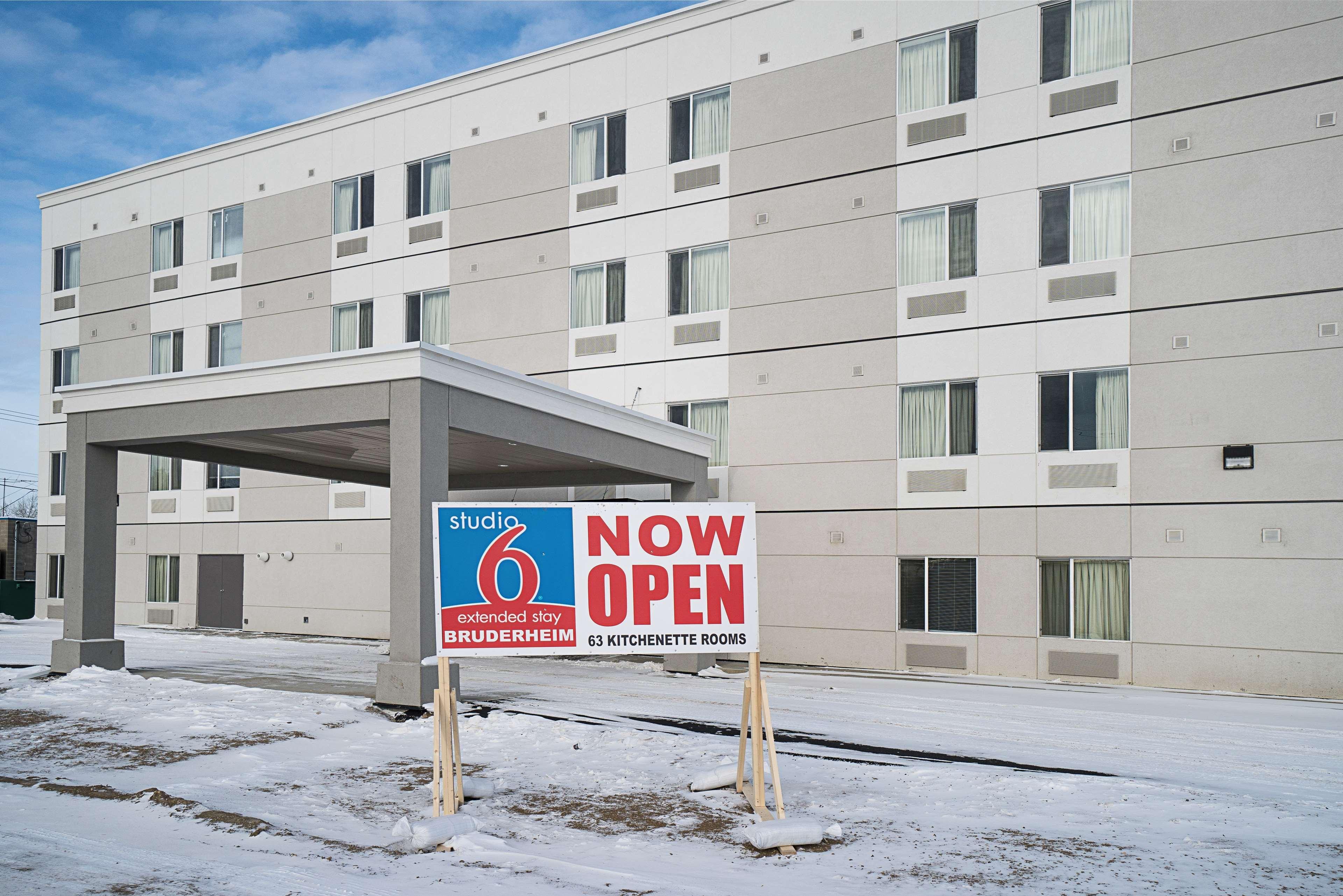 Studio 6-Bruderheim, Ab Exteriör bild