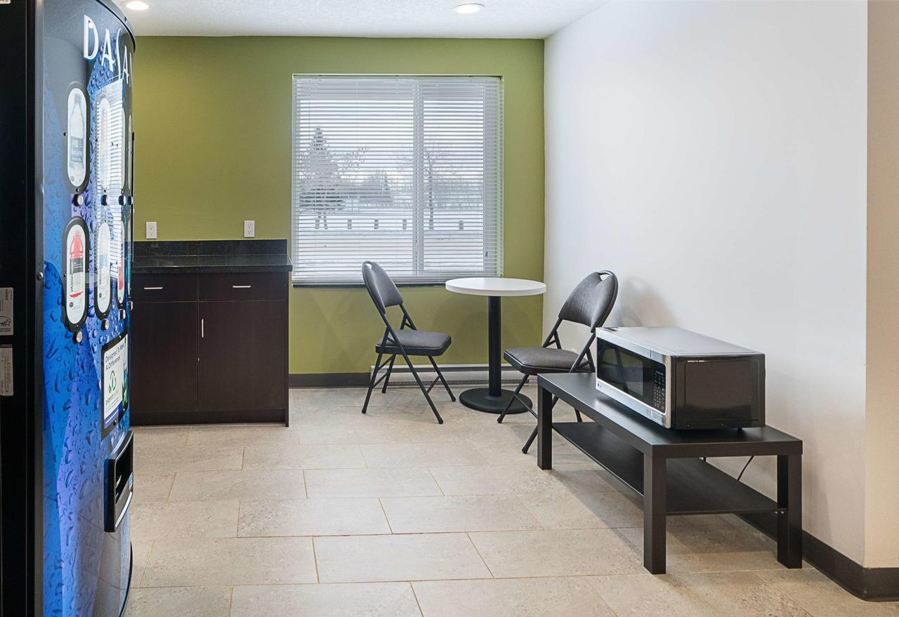 Studio 6-Bruderheim, Ab Exteriör bild